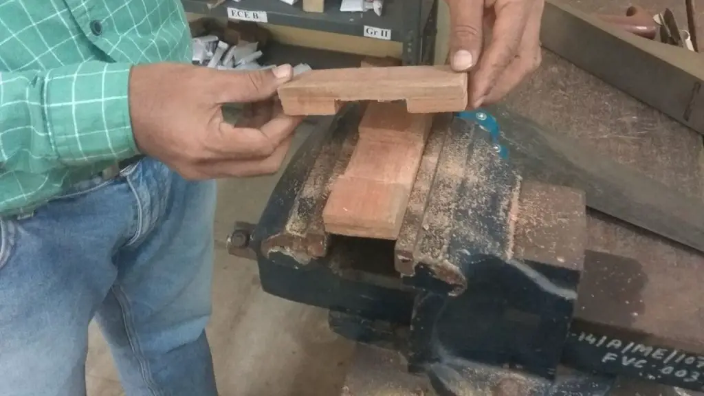 Cross halving joint in the Carpentry shop
