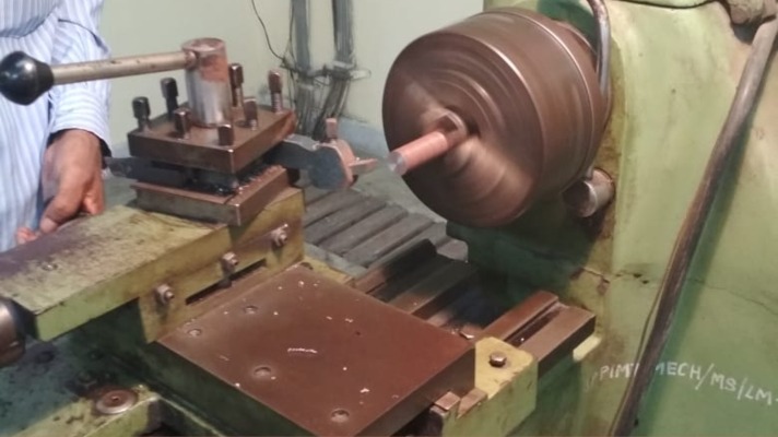How will you fix the work piece at the chuck of the Lathe machine.